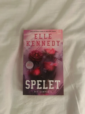 Spelet - Spelet av Elle Kennedy. Välj gärna Instabox om du har möjlighet!