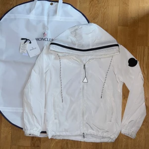 Moncler Windbreaker/Vindjacka - Inga skador eller märken alls, pris kan diskuteras vid köp👍