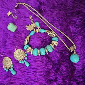 Smyckes sett - Helt nytt Smyckes sett.  Armband, halsband, örhängen och ring. Ny pris va över 500kr 