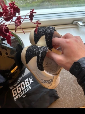 Golden goose sneakers  - Tja, säljer ett par snygga golden goose i storlek 38. Lite smuts som går att rengöra enkelt, annars felfria. Säljer dom för relativt bra pris, går att diskutera vid snabb affär|~ Box o goodie bag tillkommer- DMa⚡️