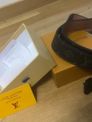 Iv Bälte Helt Ny Oanvänd Perfekt Svart - Helt ny och oanvänd Iv bälte, kommer inte med kvitto eller box, bara bältet, Bältet är 100 cm. Skickas samma dag som köp