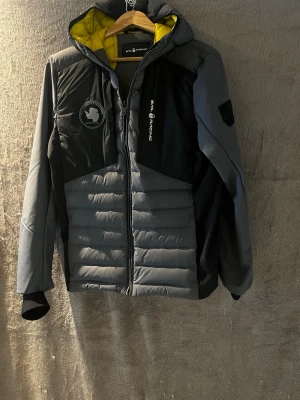 Sailracig jacka - En fin knappast använd sailracing jacka som passar mellan 160-170 som ni kanske ser har den tyvär i slutet på ena ärmen gått sönder. Går att fixa väldigt enkelt med sy maskin. Jackan passar perfekt till vintern vår och höst. Köpte den ny från sailracing butiken för 2500kr köptes 2023 vår användes bara under våren och legat i min garderob sedan dess. (Kom gärna med prisförslag)