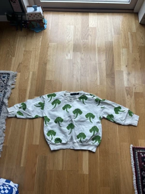 Mini Rodins tjocktröja - Säljer en gullig pojk tjocktröja från ”mini rodini” i storlek 116/122💙