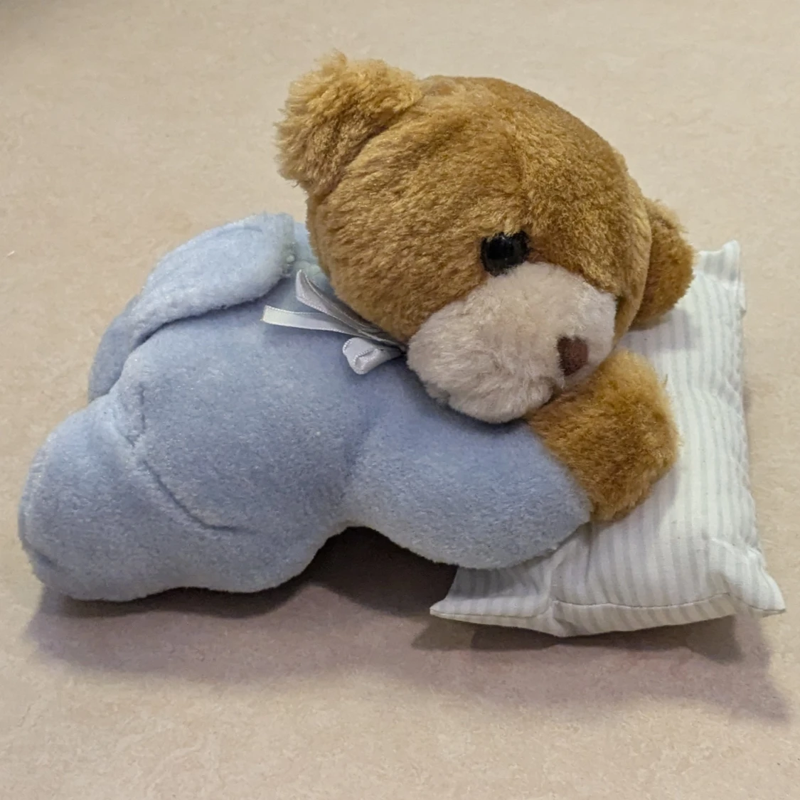 Söt björn liggande på en kudde - 2