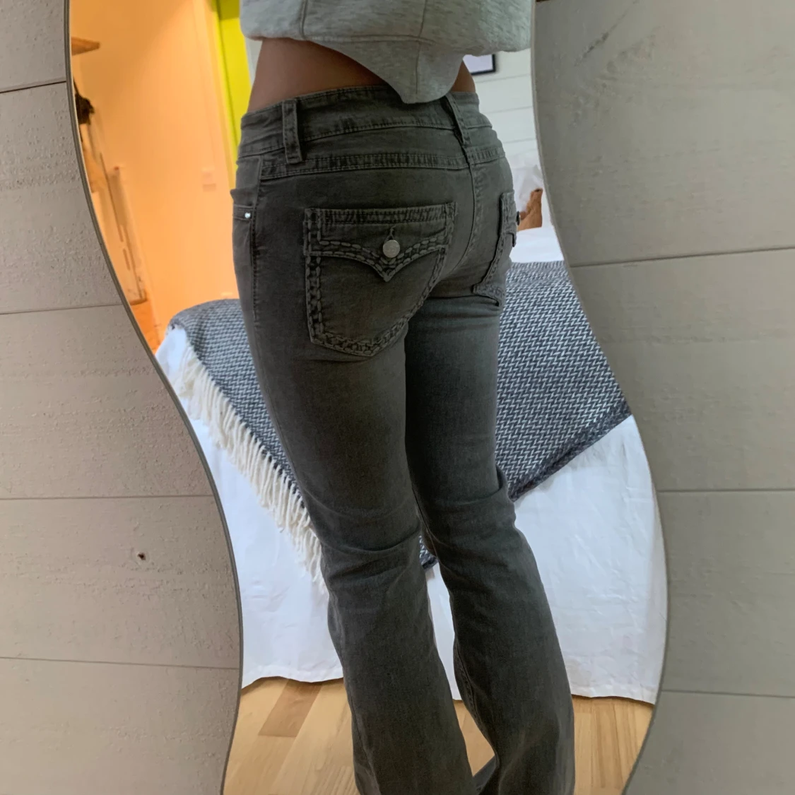 Grå bootcut jeans från Gina Tricot - 1