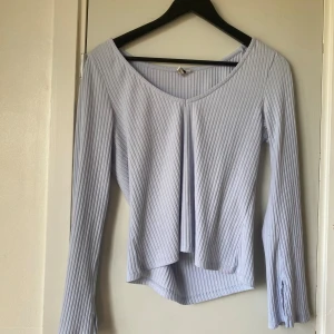  Super sad blå långärmad tröja -  En jättefin blå stretchig tröja i storlek S