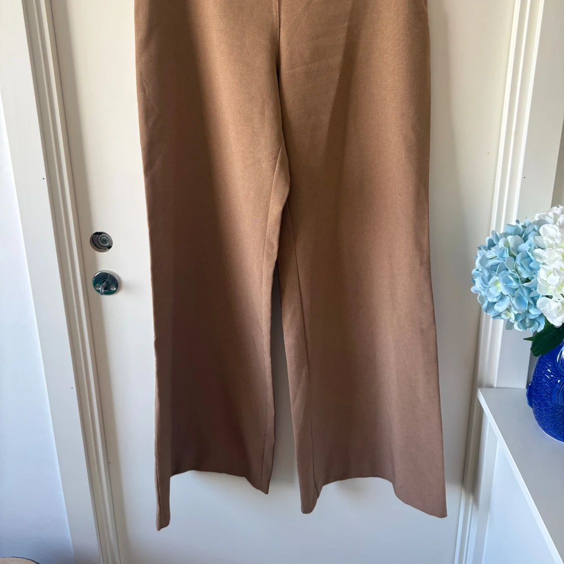 Beiga wide byxor från ONLY - 1