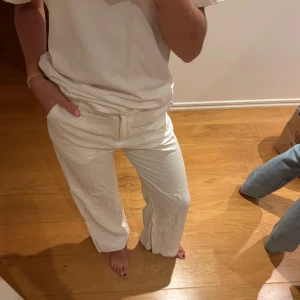 Vita linnebyxor från NLY Trend - Snygga vita linnebyxor från NLY Trend i storlek 34. Byxorna har raka, lite vidare ben och stängs med dragkedja fram. Passar mig som vanligtvis har 36-48