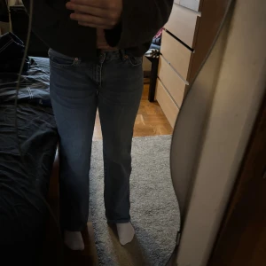 Bootcut jeans 90's från 157 - Säljer ett par klassiska blå bootcut jeans från 157 i modellen 90's Boot. Jeansen har full längd, normal passform. Dom är uppsydda 3cm om jag kommer ihåg rätt.
