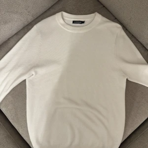 Stickat tröja från Lindbergh  - En vit stickat tröja från Lindbergh, den är liten i storlek, passar dig perfekt om du är 180