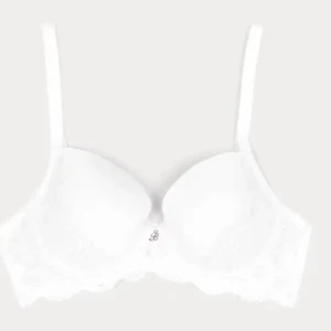 Vit spets-bh från Cubus 75A - Säljer en vit bh från Cubus i storlek 75A. Bh:n har tunna axelband, vadderade kupor och vacker spetsdetalj längs kanterna. Perfekt för dig som gillar en klassisk look med lite extra detaljer. Justerbara axelband och hakknäppning bak.