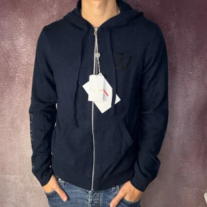 HELT NY Zadig & Voltaire hoodie - Helt ny med tags, cashmere | Size S (modellen är 187cm 73kg) | fraktar spårbart inom 24 timmar | för att köpa klicka ”köp nu” | vid frågor eller funderingar skriv en meddelande | följare får bättre rabatter🙌
