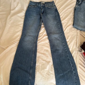 GINA TRICOT Blå bootcut jeans från Perfect Jeans - Snygga blå bootcut jeans från Perfect Jeans med klassisk femficksdesign och normalhög midja. Jeansen har en lätt utsvängd passform nertill och är tillverkade i mjukt denimtyg. Perfekta för dig som gillar en retroinspirerad look.