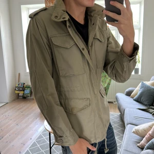 Field Jacket - Riktigt schysst field jacket. Inga defekter skriv vid fundering 🙌😇