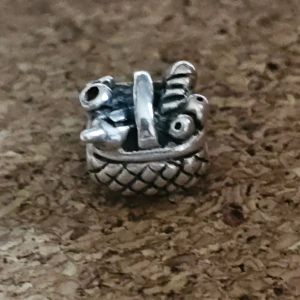 Pandora berlock silvercharm picknickkorg ALE 925 - Pandora-charm i form av en picknickkorg med detaljer som  flaska och baguette. Gjord i äkta 925 silver med graverat mönster på korgen. Stämplar ALE 925