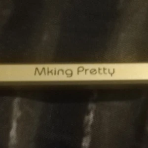 Mking Pretty ögonbrynspenna brun - Snygg ögonbrynspenna från Mking Pretty i en naturlig brun nyans. Pennan har en smal, vinklad spets som gör det enkelt att forma och fylla i brynen med precision. Perfekt för att skapa definierade och fylliga ögonbryn. Höljet är i guld och svart.