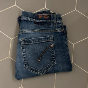 Dondup jeans - Ett par väldigt feta dondup jeans. De sitter väldigt slim/skinny. Lappen är borta så jag är osäker på modellen, men jag tror det är ett par George eftersom passformen och detaljerna stämmer överräns. Tveka inte på att höra av er😊