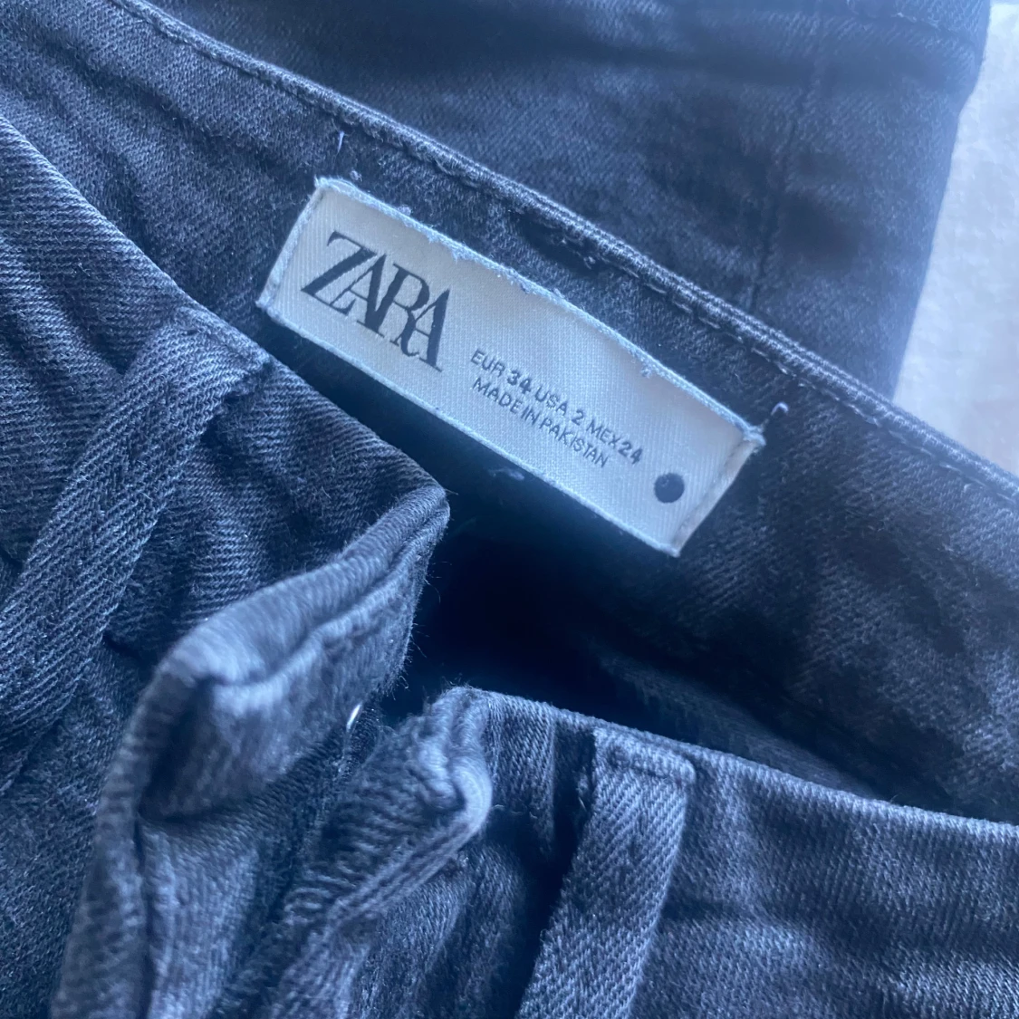 Svarta Zara jeans  - 2