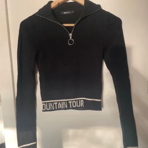 Svart tröja med dragkedja  - Säljer en svart croppad tröja från Gina tricot med en dragkedja framtill, väldigt mjuk och har en bra passform. Säljer då den inte kommer till användning, använd fåtal gånger🤍🖤