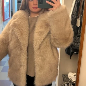 Fluffig pälsjacka - Supermysig och fluffig beige pälskacka. Aldrig använd, lapp fortfarande kvar!