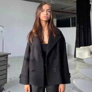 Svart design by si kappa xs - Säljer min svarta design by du kappa jag köpte för snart ett år sen använder aldrig den därför jag säljer, den är i storlek xs, skriv privat för bilder och pris går att diskutera köpt för 757kr