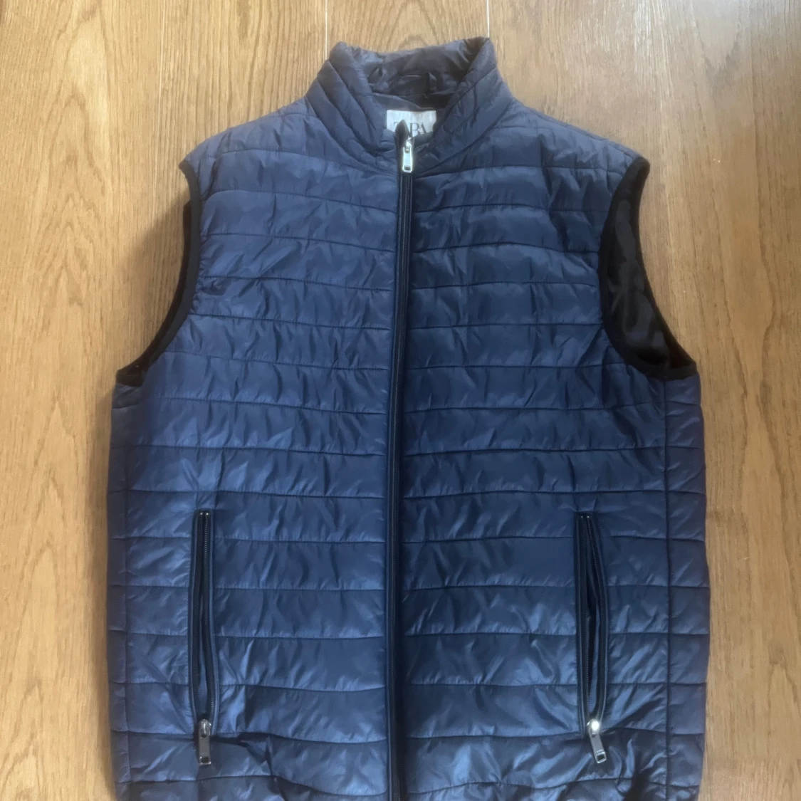 Marinblå quiltad dunväst med dragkedja