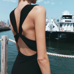 Svart midiklänning - Väldigt fin svart midiklänning från zara med fin skärning i ryggen. Använd en gång så i fint skick!