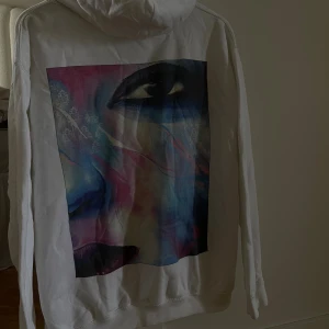 Vit hoodie från The Cool Elephant - Vit hoodie från The Cool Elephant med tryck på ryggen. Använd några få gånger. 