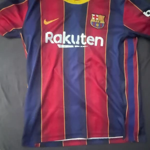 Barca tröja 20-21 - Använd✅  till bra pris✅  Frakt sker samma dag som betalning om betalning sker innan 20:00 🚚📦   Flertal nöjda kunder utanför plick✅