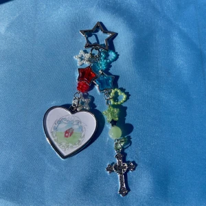 BLADEE & ECCO2K - CREST - keychain - 1st Keychain med CREST motiv. Alla DRAIN GANG beställningar kommer med foto + DRAINBABY sticker. Alla beställningar kommer med freebies!