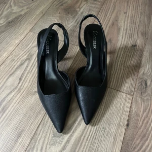 Svarta pumps från V.COBLER med klack - Stilrena svarta pumps från V.COBLER med spetsig tå och öppen häl