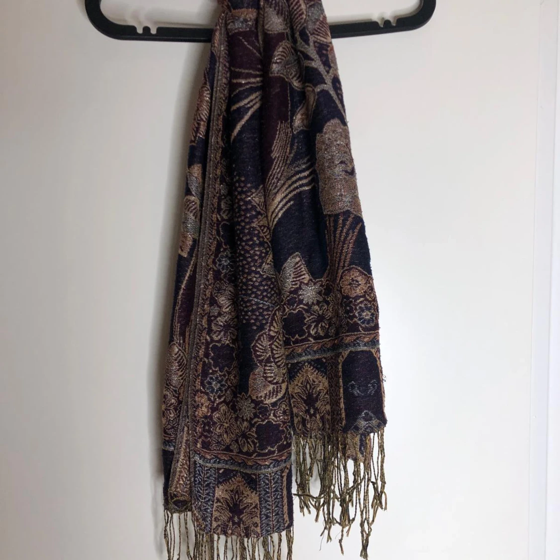 Blommig mörkblå halsduk med fransar