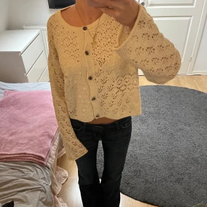 Vit kofta med mönster - Vid stickad kofta från Zara med mönstrat material, knappt använt