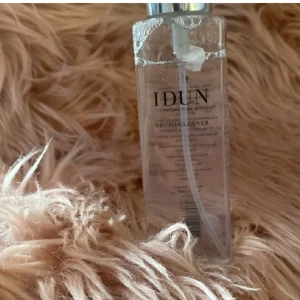 IDUN Minerals Brush Cleaner spray - Transparent rengöringsspray för sminkborstar från IDUN Minerals. Kommer i en stilren, rektangulär plastflaska med silvrig pump. Perfekt för att hålla dina borstar fräscha och rena mellan användningarna.