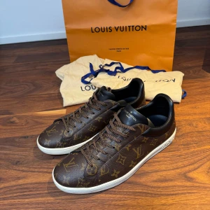 Louis vuitton Luxembourg  - Lv luxembourg lv färg. Storlek 10 passar 45. Super fint skick fast några cracks se bild 5. Medföljer 2 dustbags och lv bagen. 