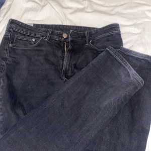 Svarta straight jeans från H&M 31/32 - Svarta jeans från H&M i straight modell med regular fit. Klassisk femficksdesign, dragkedjegylf och raka ben. Perfekta för dig som gillar en enkel och stilren look. Tillverkade i bomullsmix för skön känsla.