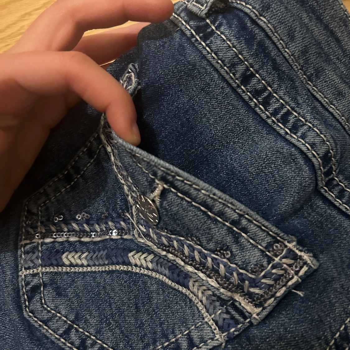 Blå jeans med broderad bakficka - 3