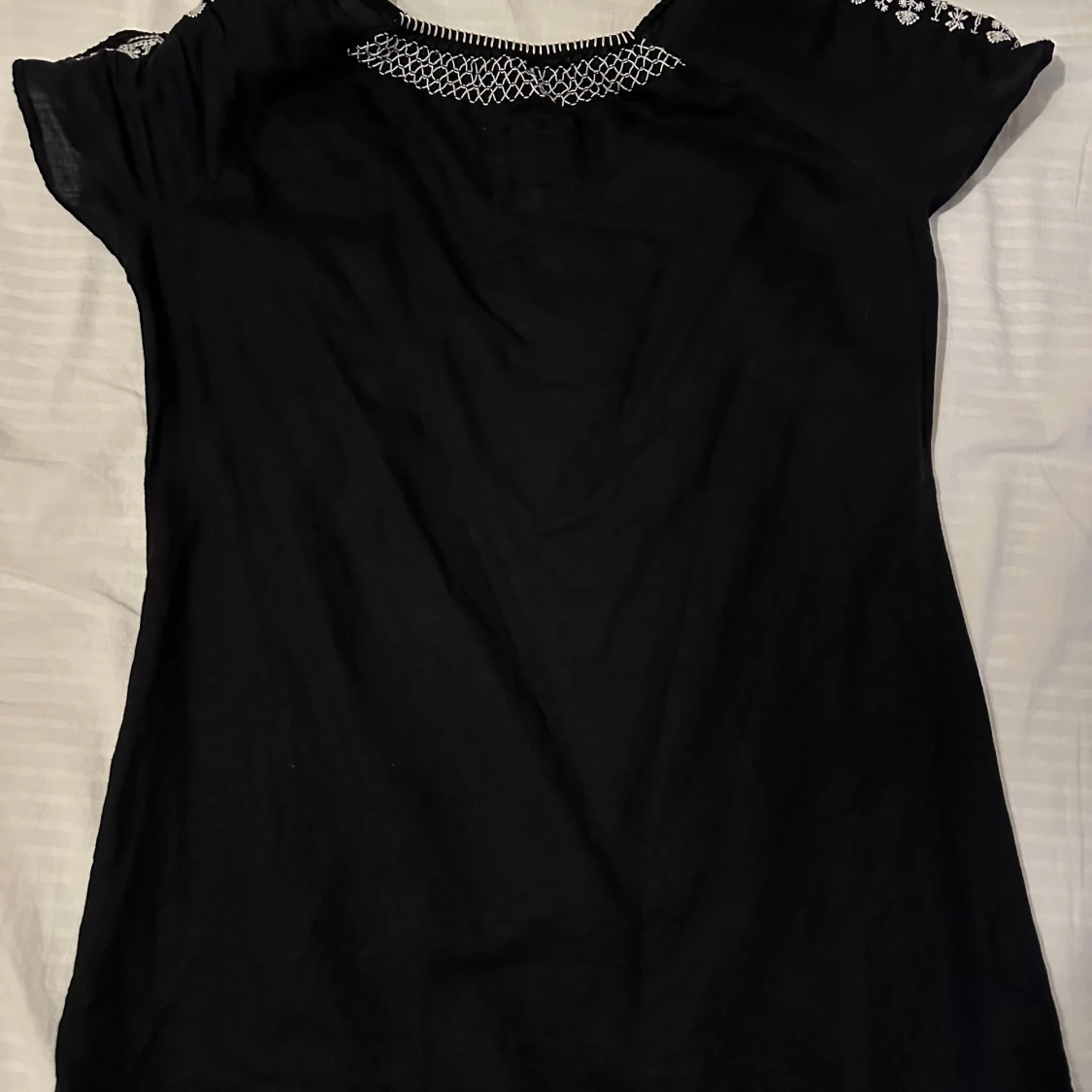 Svart blus med broderi från Esprit - 1