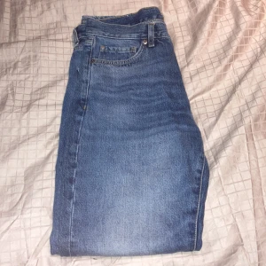 Taktil Herman Straight blå jeans - Säljer ett par klassiska blå jeans från Taktil, modell Herman Straight. Jeansen har rak passform, fem fickor och normal midja. Dem har storleken 29/30 men skulle snarare säga att det är 29/32. Passar någon mellan ca 175-180. Hör av er vid frågor!