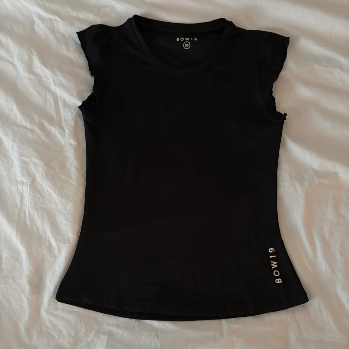 Svart topp med volangärm från BOW19