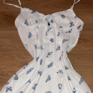 Kort tight klänning från H&M - Jättegullig klänning från H&M. Tyvärr är den för smal på mig därför säljer jag. Den ser ut o vara lite genomskinlig dock den inte är. Den är helt ny och Icke stretchig material!💞