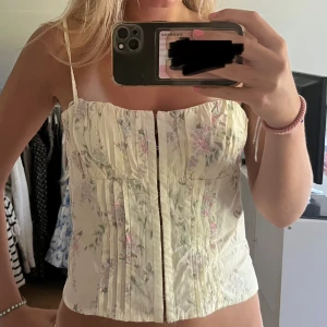 Gul blommig topp  - Superfin gul blommig korsetttopp med smala band från Gina tricot💕💕💕💕använd 1 gång 