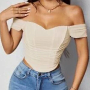 Beige offshoulder croppad topp - Snygg croppad topp i beige med offshoulder-design