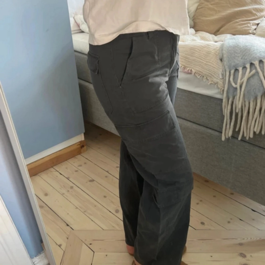 Gråa cargo byxor Zara - 1