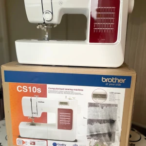 Brother CS10s - Brother CS10s är en datoriserad symaskin med LCD-skärm, flera sömmar och justerbar stygnlängd. Maskinen är i mycket gott skick, utan synligt slitage. Perfekt för både nybörjare och erfarna användare som vill ha enkel och smidig sömnad med hög kvalitet.