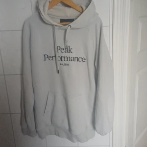 Peak peformance hoodie  - Peak peformance hoodie som knappt är använd som är perfekt nu för kallare väder. Den har inga defekter på sig. Storlek:L.  Köpt för 1200 kr.