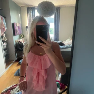 Rosa volang topp - Supersöt rosa topp från hm i strl S, med flera volanger framtill. Säljer pga att den inte kommer till användning💗