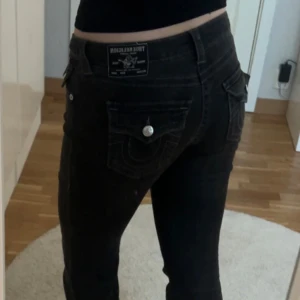 Svarta True Religion bootcut jeans - Säljer ett par svarta jeans från True Religion, modell Becca Mid Rise Bootcut. W-29. Skriv Gärna om du har frågor eller om du vill diskutera priset! 💗