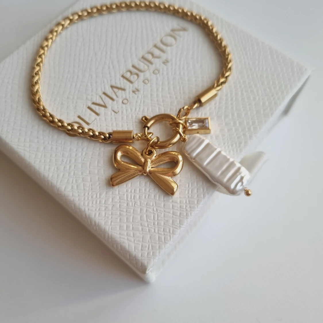 Guldarmband med rosett 