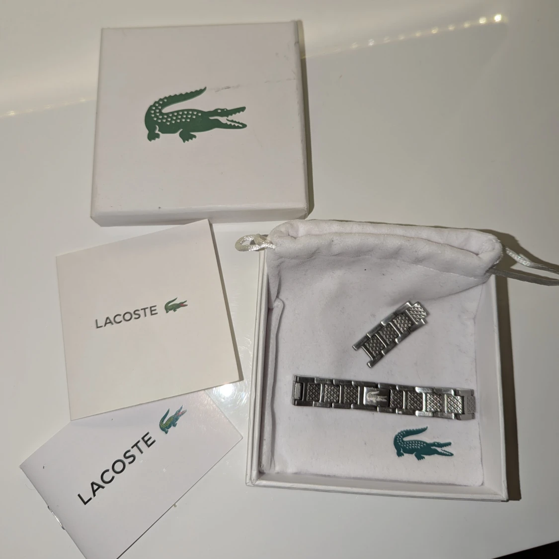 Silverfärgat armband från Lacoste